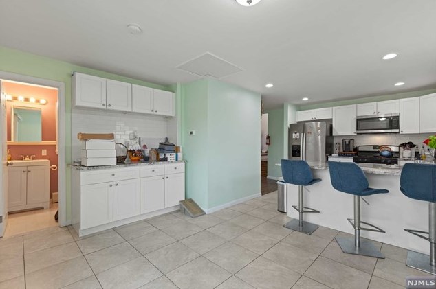 240 Skyline Lake Dr, Skyline Lakes NJ  07456-1959 exterior