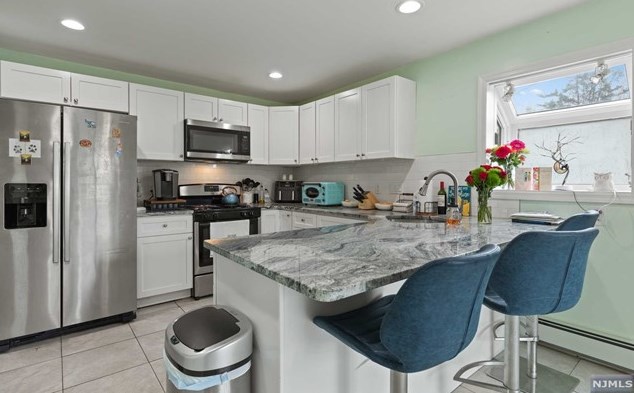 240 Skyline Lake Dr, Skyline Lakes NJ  07456-1959 exterior