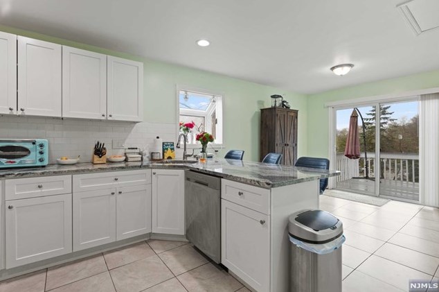 240 Skyline Lake Dr, Skyline Lakes NJ  07456-1959 exterior