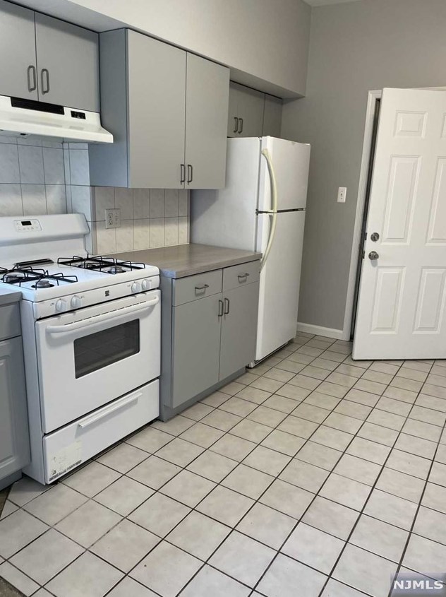 397 Passaic Ave, Lodi NJ  07644-1527 exterior