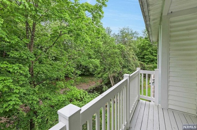 64 Vernon Ct, Waldwick NJ  07463-1642 exterior