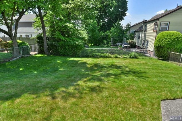 178 Queen St, Bergenfield NJ 07621-1524 exterior