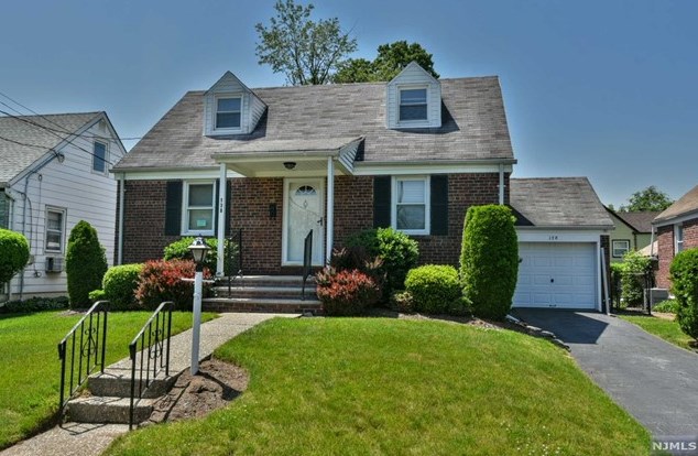 178 Queen St, Bergenfield, NJ 07621-1009