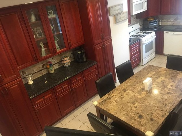 2424 7th St, West Fort Lee, NJ 07024