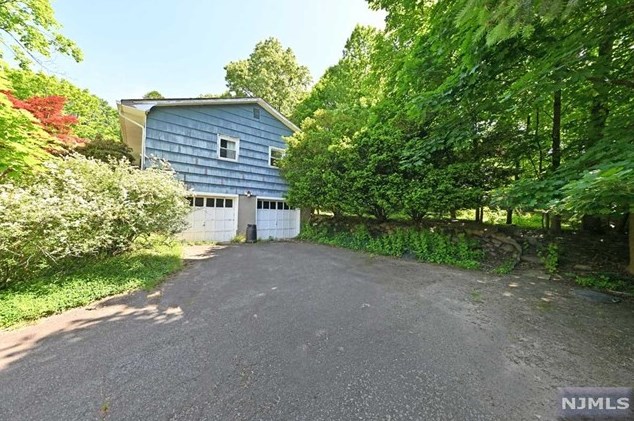 7 Sloping Hill Ln, Montvale, NJ 07645