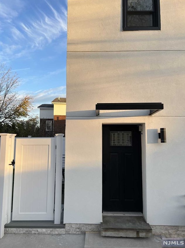 819 Pennsylvania Ave #2nd Floor, Lyndhurst, NJ 07071