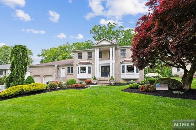 69 Yellow Brick Rd, Wayne, NJ 07470-5435