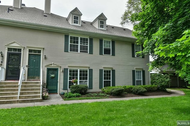 1036 Cumberland Ct, Mahwah, NJ 07430-1361
