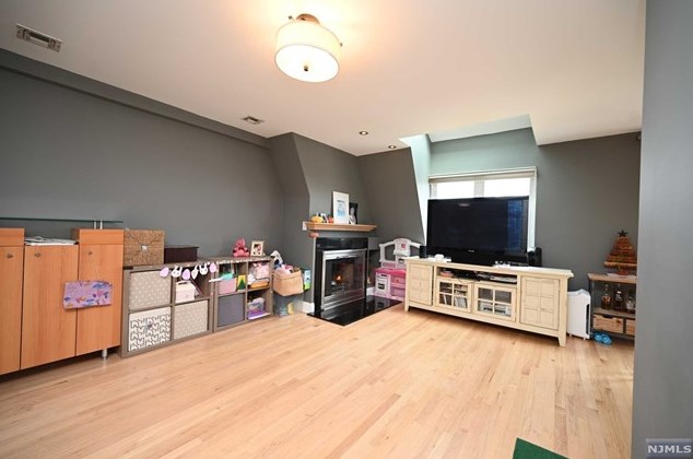 88 Edgewater Pl, Edgewater, NJ 07020-1250