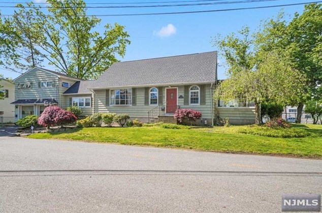 65 Harrison St, West Paterson NJ 07424-1655 exterior