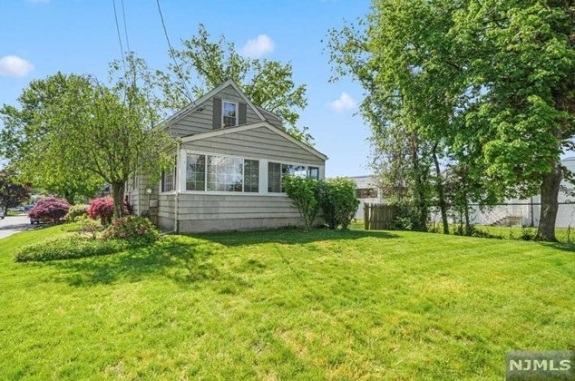 65 Harrison St, West Paterson NJ 07424-1655 exterior