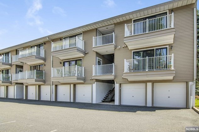 735 Riverside Ave, Lyndhurst, NJ 07071-3011