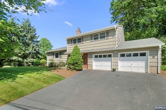 3 Baldin Dr, Midland Pk, NJ 07432-1509