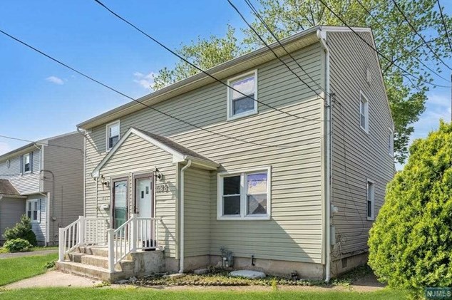 155 Cherry St, Carteret, NJ 07008-1745