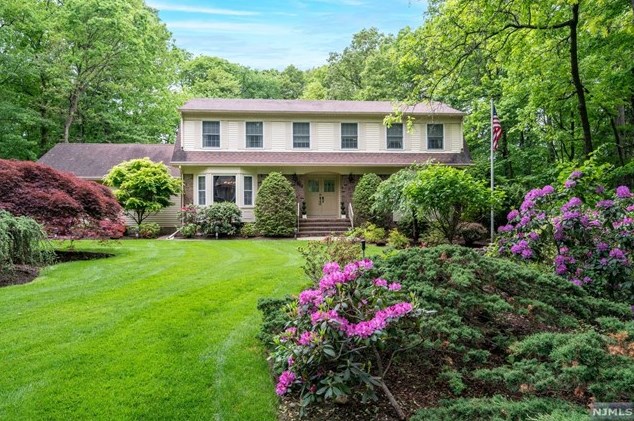 552 Haddon Pl, Franklin Lakes, NJ 07417