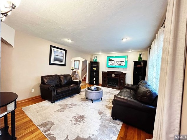 321 Maplewood Dr, Paramus NJ  07652-3402 exterior