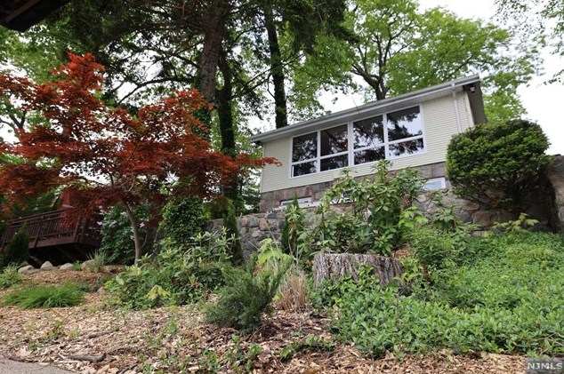 377 Lakeview Ave, Skyline Lakes NJ 07456-2100 exterior