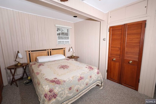 377 Lakeview Ave, Skyline Lakes NJ 07456-2100 exterior