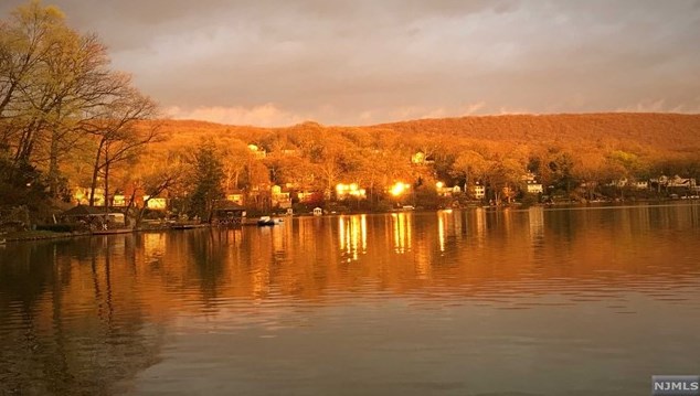 377 Lakeview Ave, Skyline Lakes NJ 07456-2100 exterior