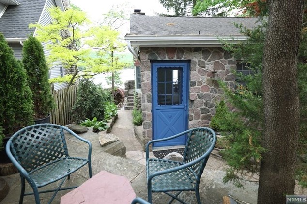 377 Lakeview Ave, Skyline Lakes NJ 07456-2100 exterior