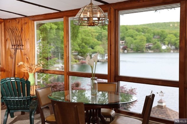 377 Lakeview Ave, Skyline Lakes NJ 07456-2100 exterior