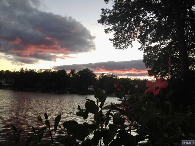 377 Lakeview Ave, Skyline Lakes NJ 07456-2100 exterior