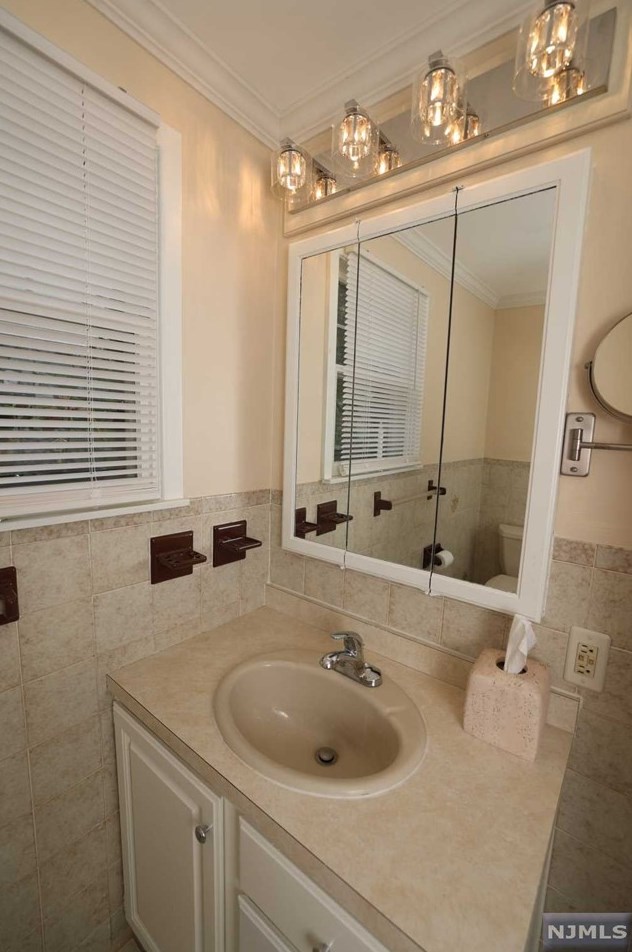 377 Lakeview Ave, Skyline Lakes NJ 07456-2100 exterior