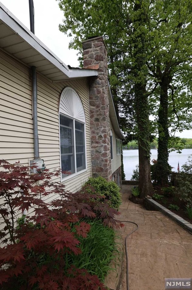 377 Lakeview Ave, Skyline Lakes NJ 07456-2100 exterior