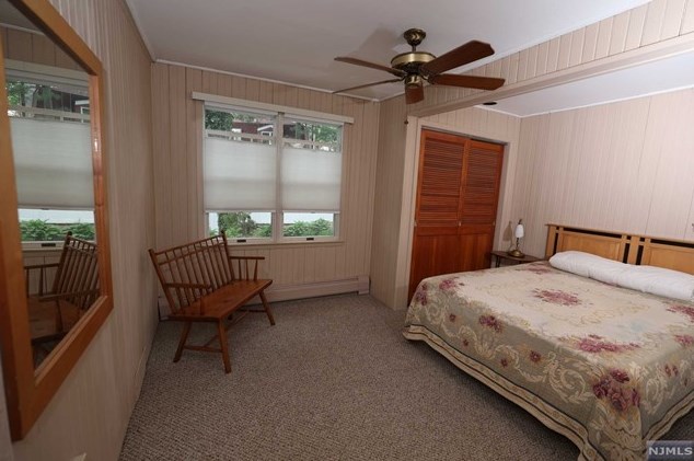 377 Lakeview Ave, Skyline Lakes NJ 07456-2100 exterior