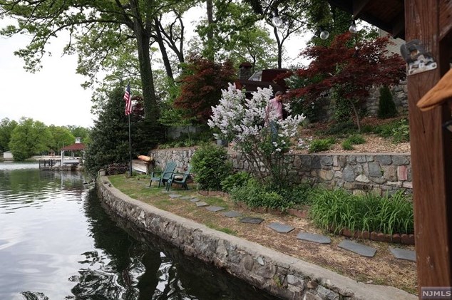 377 Lakeview Ave, Skyline Lakes NJ 07456-2100 exterior