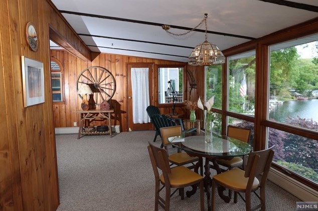 377 Lakeview Ave, Skyline Lakes NJ 07456-2100 exterior