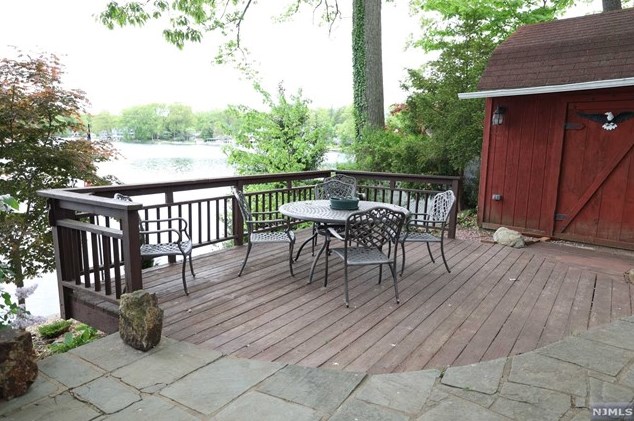 377 Lakeview Ave, Skyline Lakes NJ 07456-2100 exterior