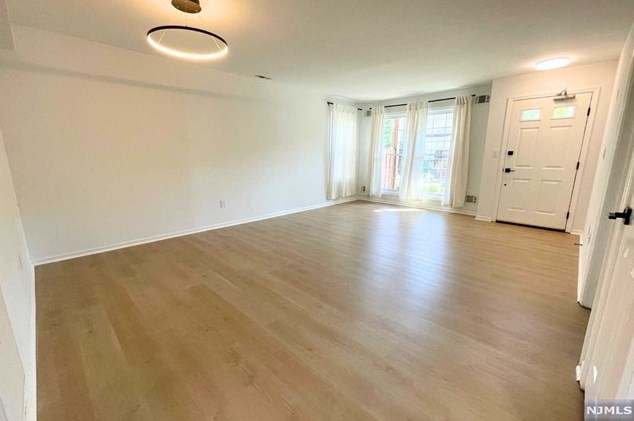 386 Village Ct, West Fort Lee, NJ 07024