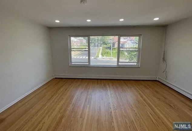 681 Broad Ave, Ridgefield NJ  07657-1605 exterior