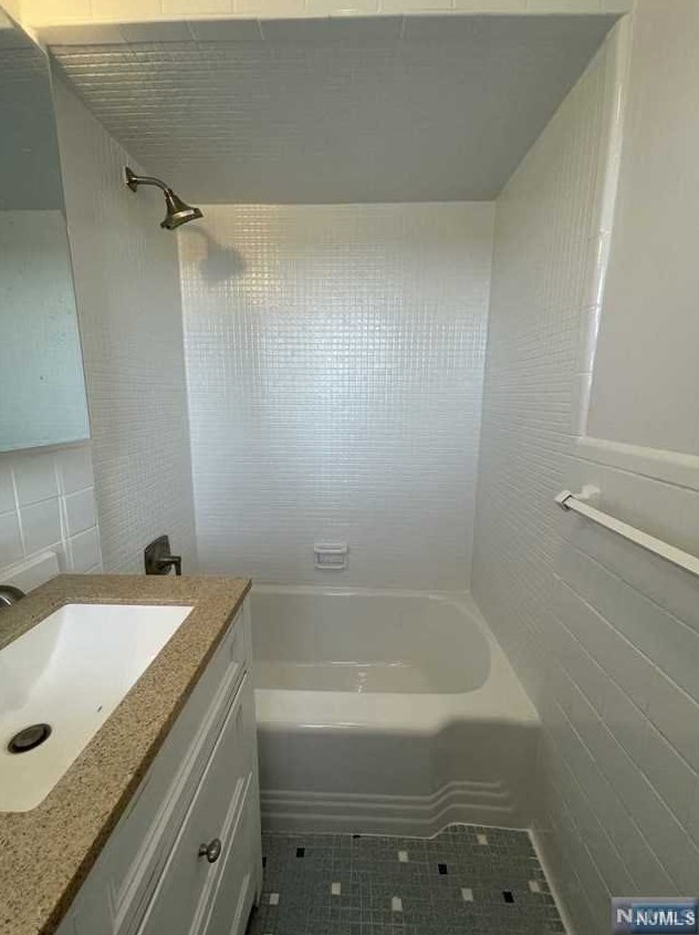 681 Broad Ave, Ridgefield NJ  07657-1605 exterior