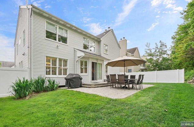 8 Serrell Dr, Montvale NJ 07645-1150 exterior