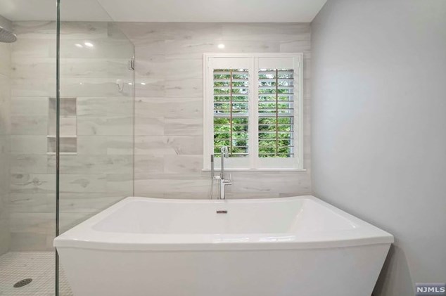 8 Serrell Dr, Montvale NJ 07645-1150 exterior