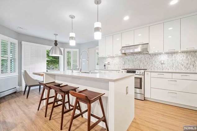 8 Serrell Dr, Montvale NJ 07645-1150 exterior