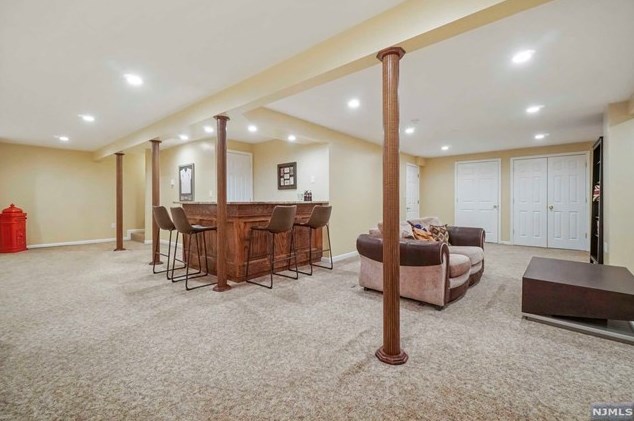 8 Serrell Dr, Montvale NJ 07645-1150 exterior