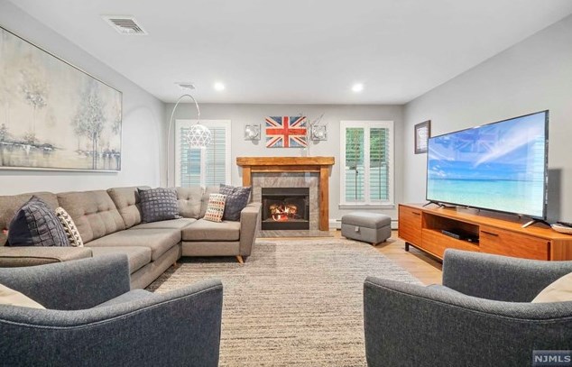 8 Serrell Dr, Montvale NJ 07645-1150 exterior