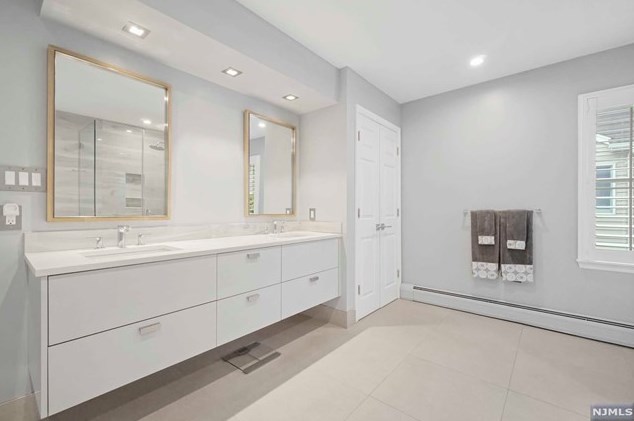 8 Serrell Dr, Montvale NJ 07645-1150 exterior