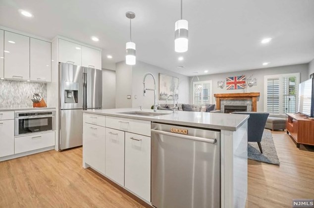 8 Serrell Dr, Montvale NJ 07645-1150 exterior