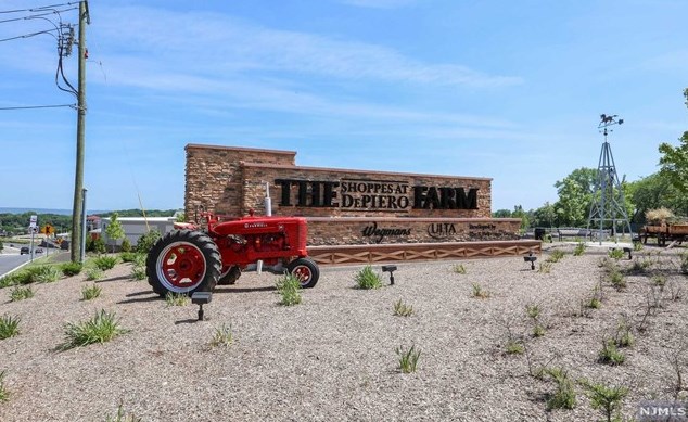 8 Serrell Dr, Montvale NJ 07645-1150 exterior