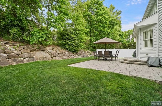 8 Serrell Dr, Montvale NJ 07645-1150 exterior