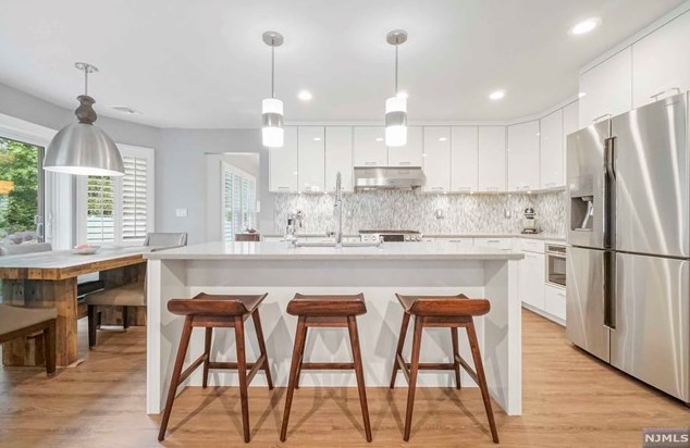 8 Serrell Dr, Montvale NJ 07645-1150 exterior