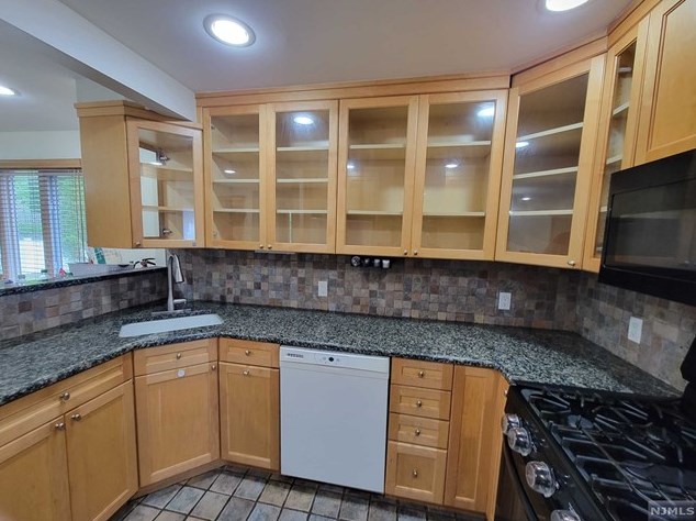 230 Beech Dr, River Edge NJ  07661-1110 exterior