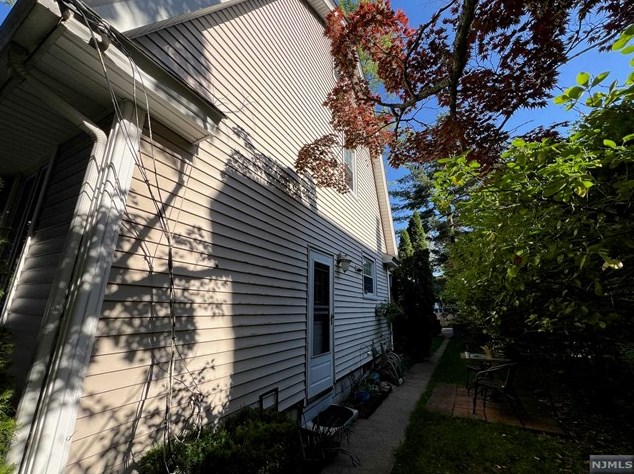 122 Columbus Dr, Tenafly, NJ 07670