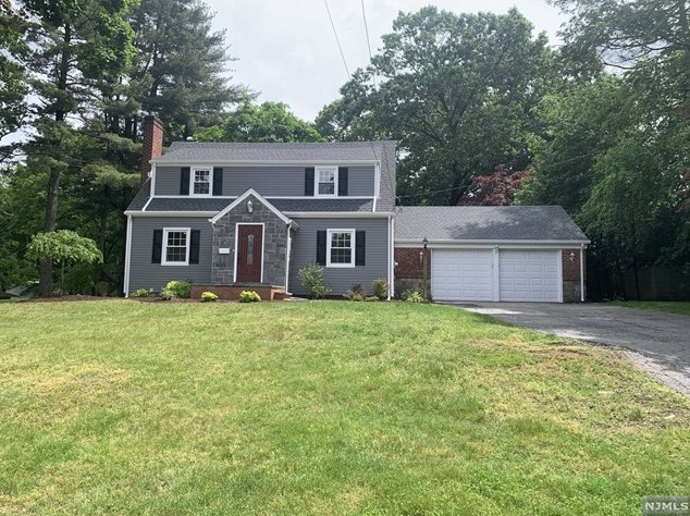 90 Mezzine Dr, Cresskill, NJ 07626
