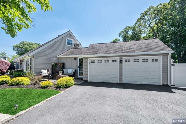45 Millington Dr, Midland Pk, NJ 07432-1111