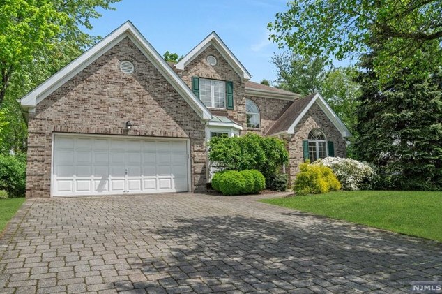 73 Wagon Trl, Mahwah, NJ 07430-3510
